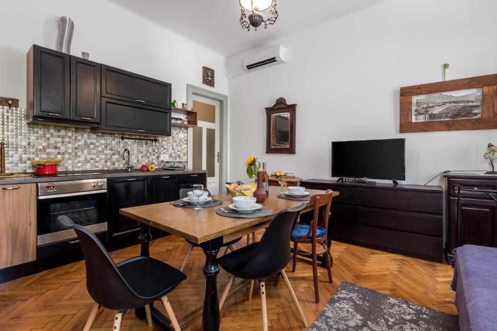 - une cuisine avec une table et des chaises dans la chambre dans l'établissement 4 Bedroom Apartment, à Rijeka