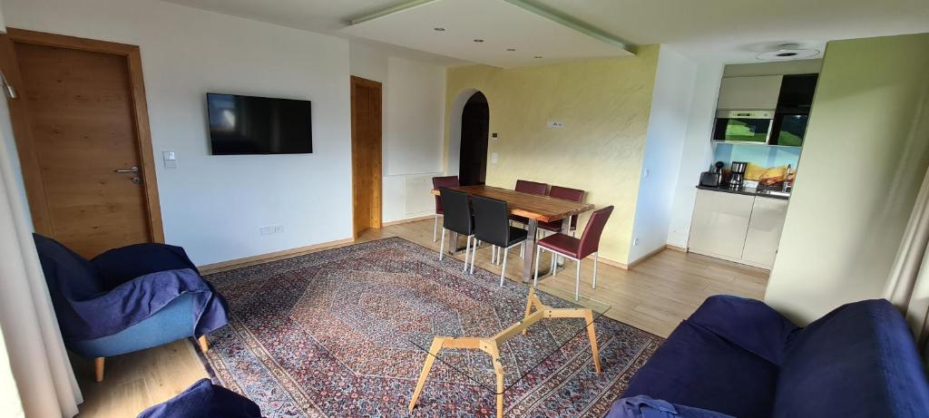 Televízia a/alebo spoločenská miestnosť v ubytovaní Apartments Aeon