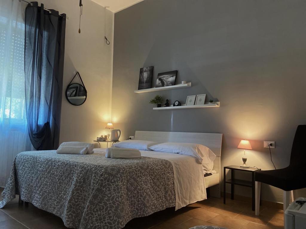 フランカヴィッラ・アル・マーレにあるIl Casale del Nonno Bed&Breakfastのベッドルーム(白いベッド1台、椅子付)