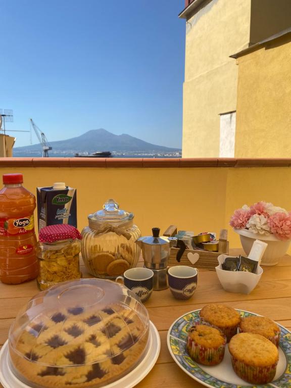 einen Tisch mit Speisen und Gebäck in der Unterkunft Le Mirage Residence in Castellammare di Stabia
