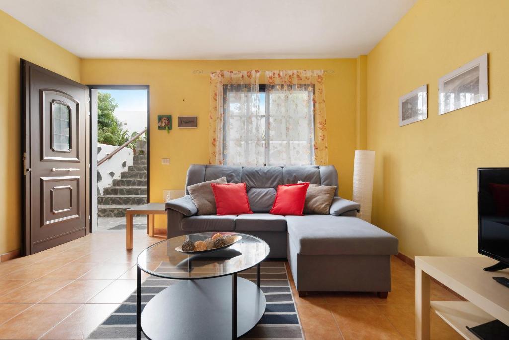 a living room with a couch and a table at Apartamento las Viñas 1 in Icod de los Vinos
