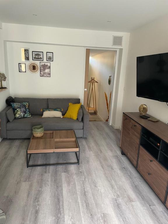 A seating area at Appartement en rez de jardin tout équipé