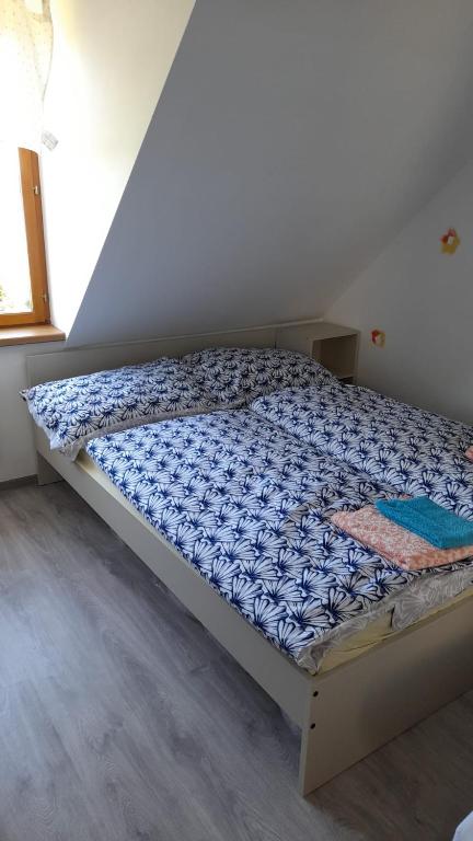 Postel nebo postele na pokoji v ubytování Dům Jenišov