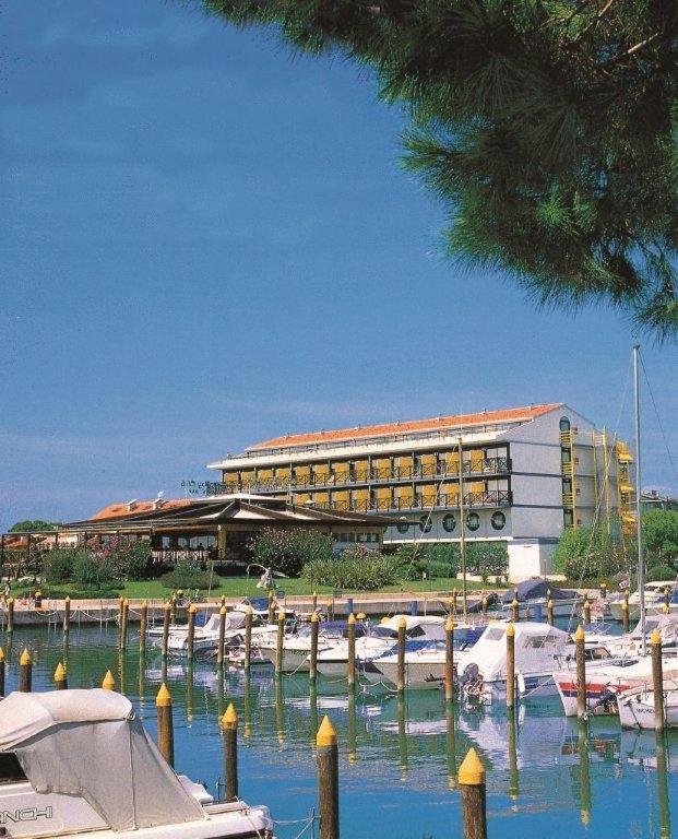 Výhled na řeku, která protéká v blízkosti hotelu