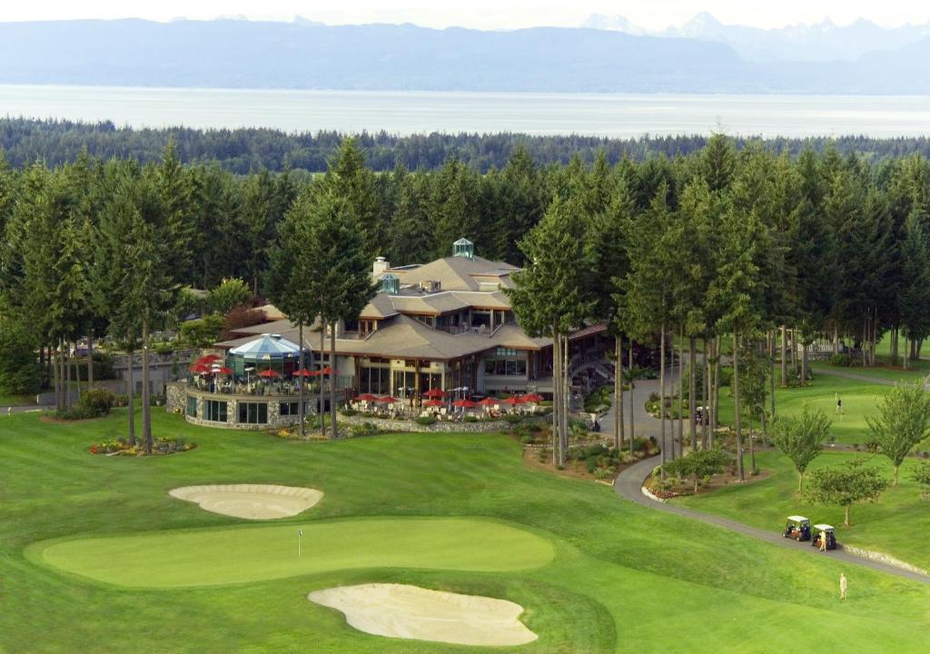 una vista aérea del campo de golf de un complejo en Crown Isle Resort & Golf Community, en Courtenay