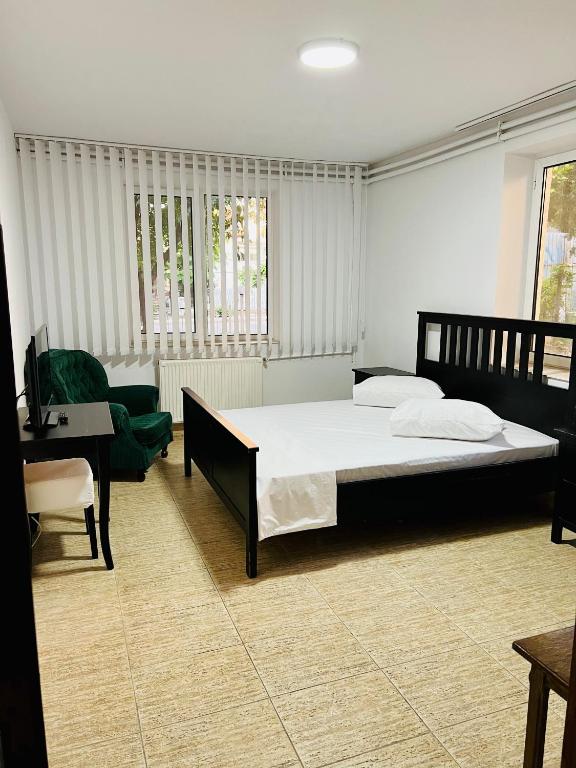 Postel nebo postele na pokoji v ubytování Hostel Bistrița