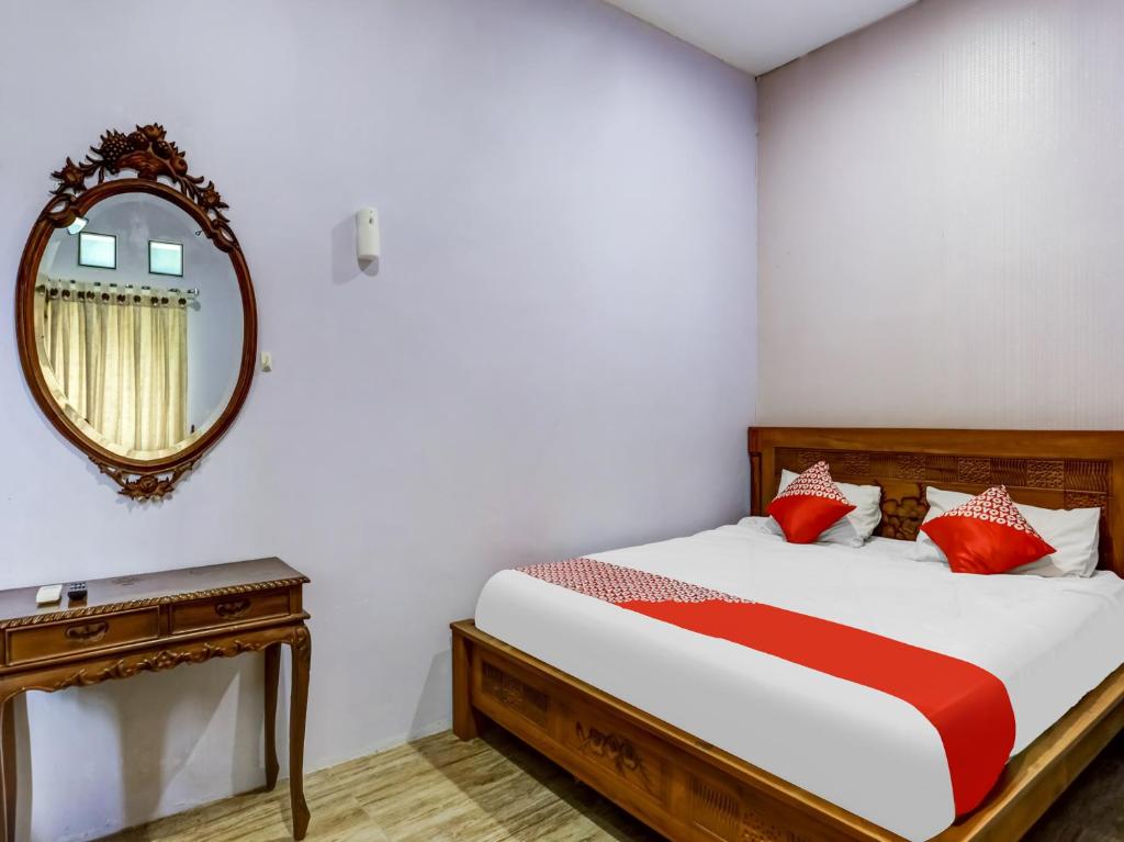 En eller flere senge i et værelse på OYO 91298 Rumah Cantik Homestay Syariah