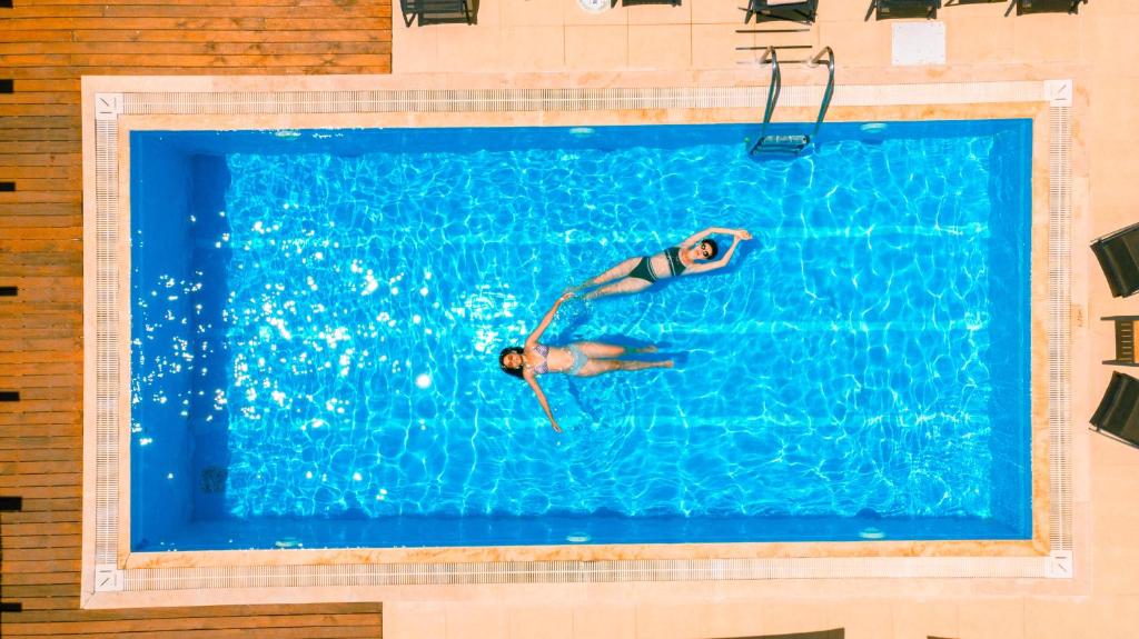 una mujer nadando en una piscina en Tree Houses Hotel en Fethiye