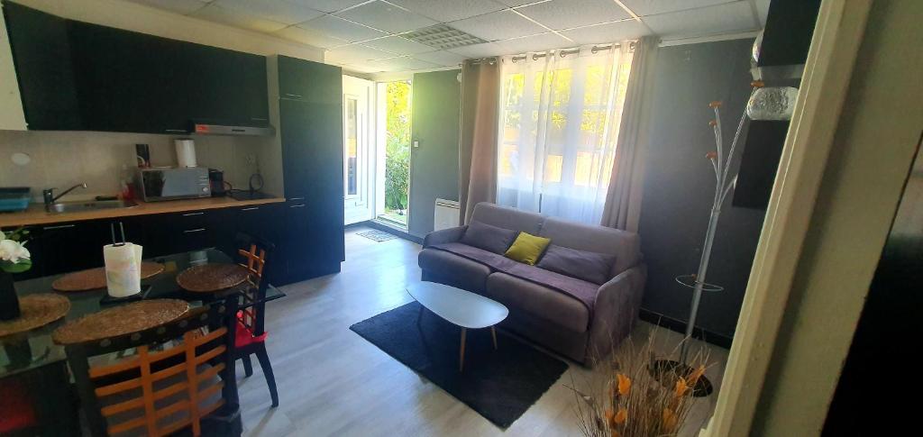 a living room with a couch and a table at 84 ėme rue in Vitry-sur-Seine