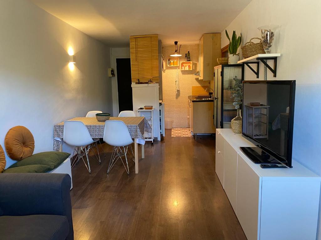 a living room with a kitchen and a dining room at Apartament Orbis La molina in La Molina