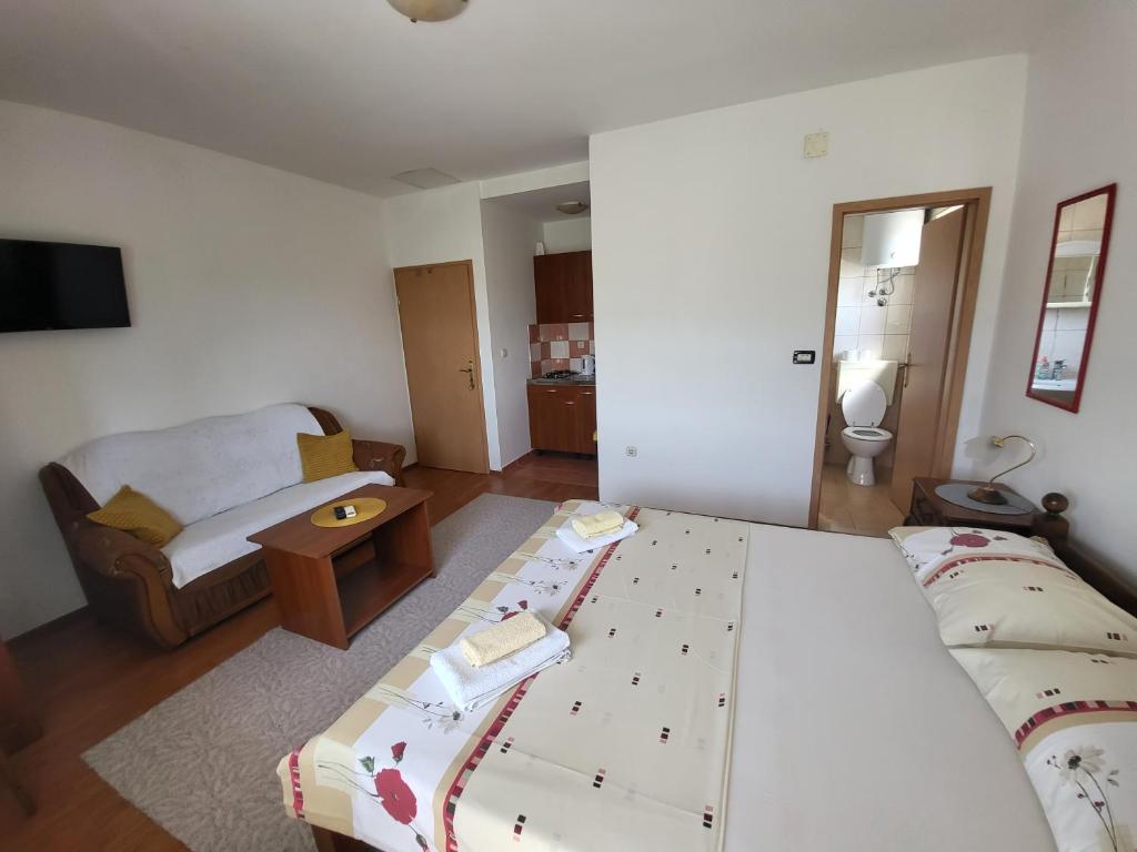 Postel nebo postele na pokoji v ubytování Apartmani Udovicic