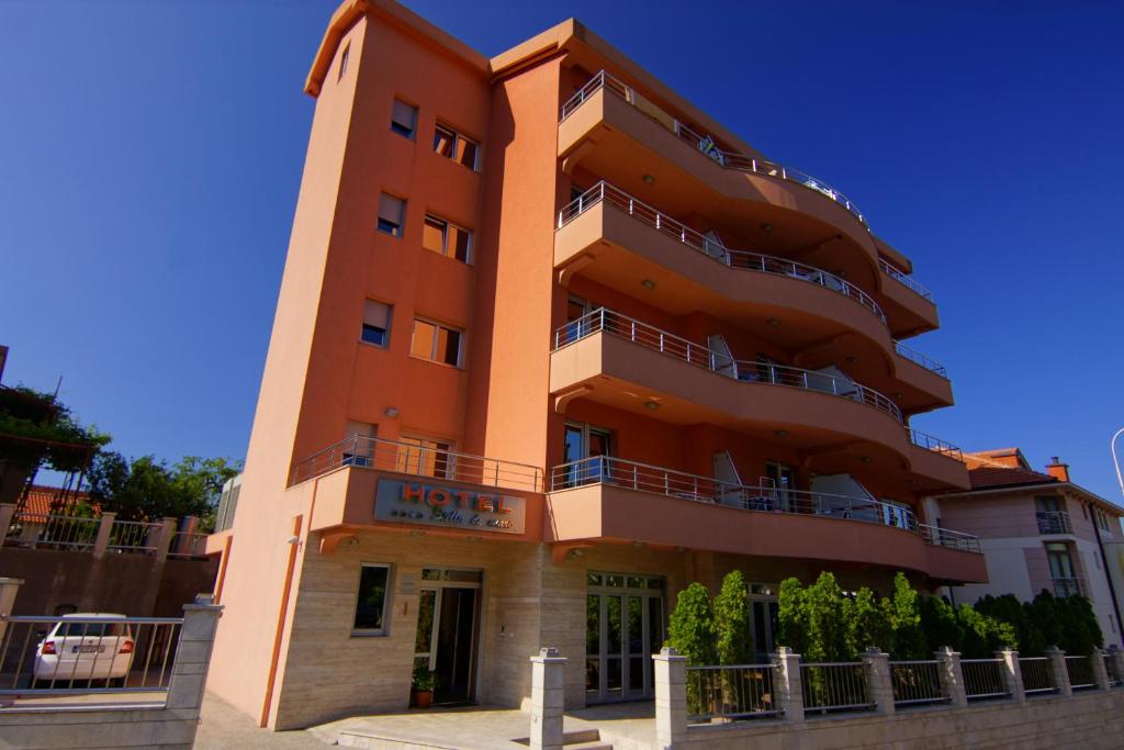 um edifício com um hotel ao lado em Hotel Stella di Mare em Budva