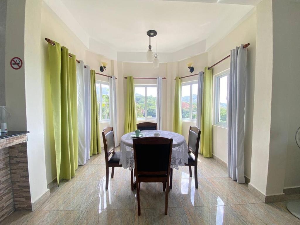 Fotografie z fotogalerie ubytování Le Ronce Villa v destinaci Anse Royale