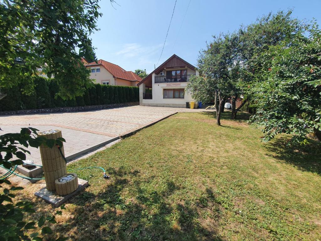 a yard with a house and a driveway at Abigél 2 Vendégház in Miskolctapolca