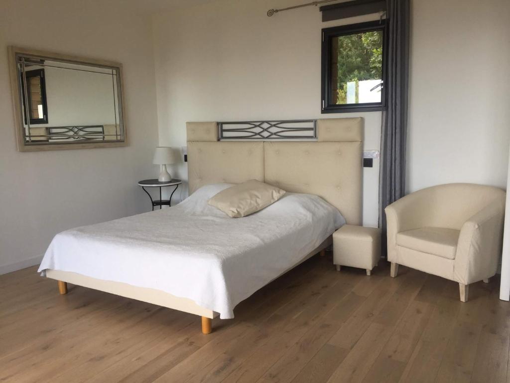 Posteľ alebo postele v izbe v ubytovaní Villa l'Alpana en bois vue mer a 180 degres