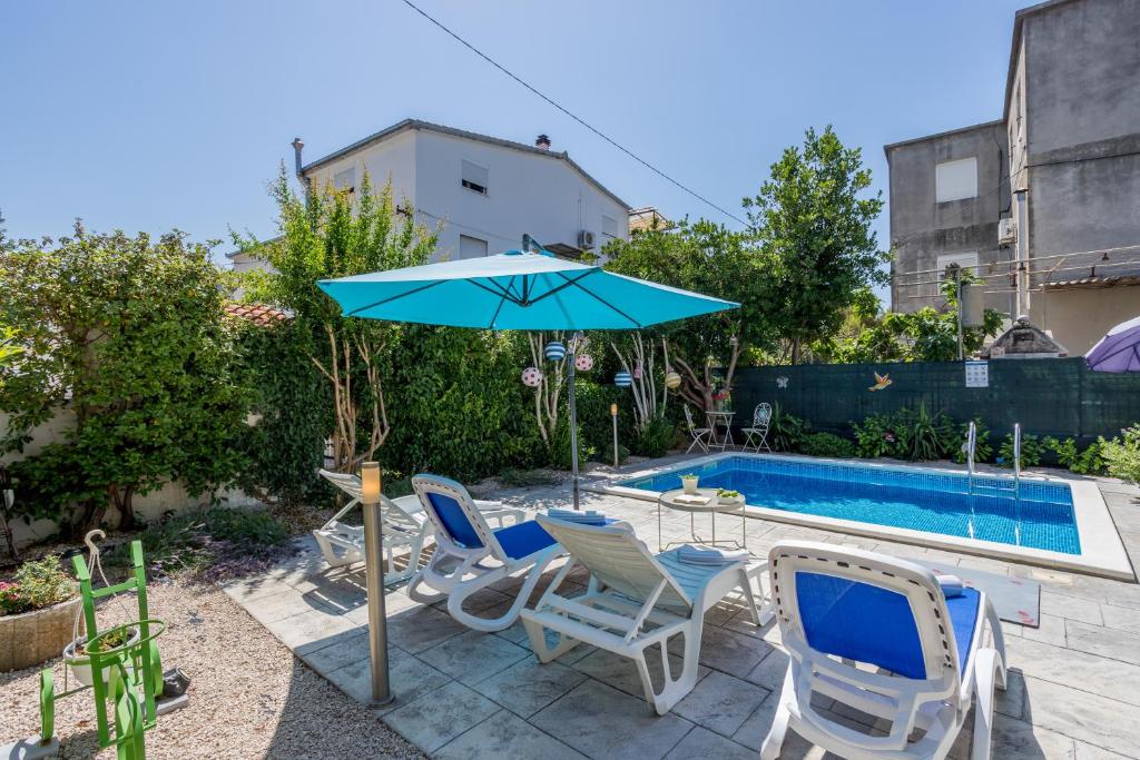 Bazén v ubytování Dalmatian 230m2 with pool and garden near the old town for families nebo v jeho okolí