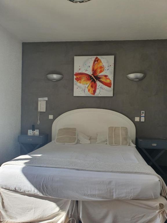 Postel nebo postele na pokoji v ubytování Le Petit Manoir Logis