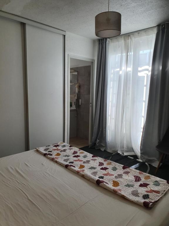 Postel nebo postele na pokoji v ubytování Le Petit Manoir Logis