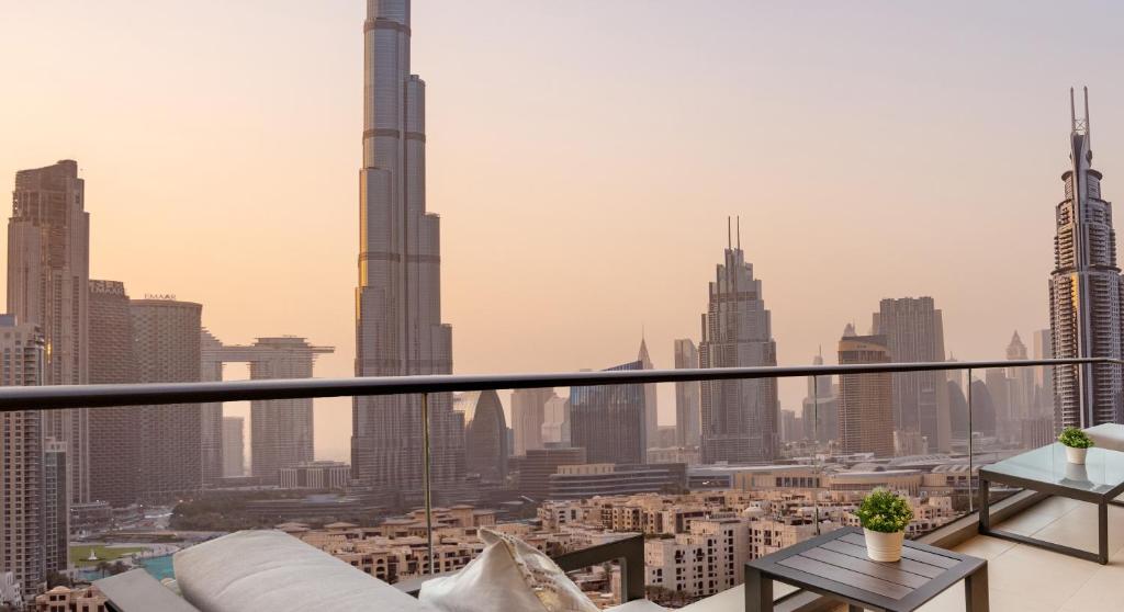 uma vista para o horizonte de Dubai a partir de uma varanda de um edifício em Elite Royal Apartment - Panoramic Full Burj Khalifa, Fountain & Skyline view - Imperial - 2 bedrooms & 1 open bedroom without partition em Dubai