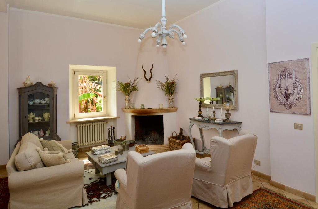 ヴェッレトリにあるVilla Castelli Romani with Gardenのリビングルーム(白い家具、暖炉付)