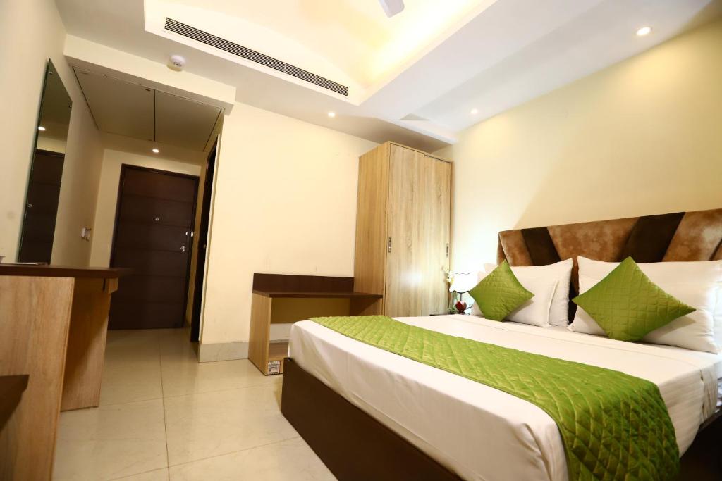Postel nebo postele na pokoji v ubytování Hotel Mayur Assam - New Delhi Railway Station