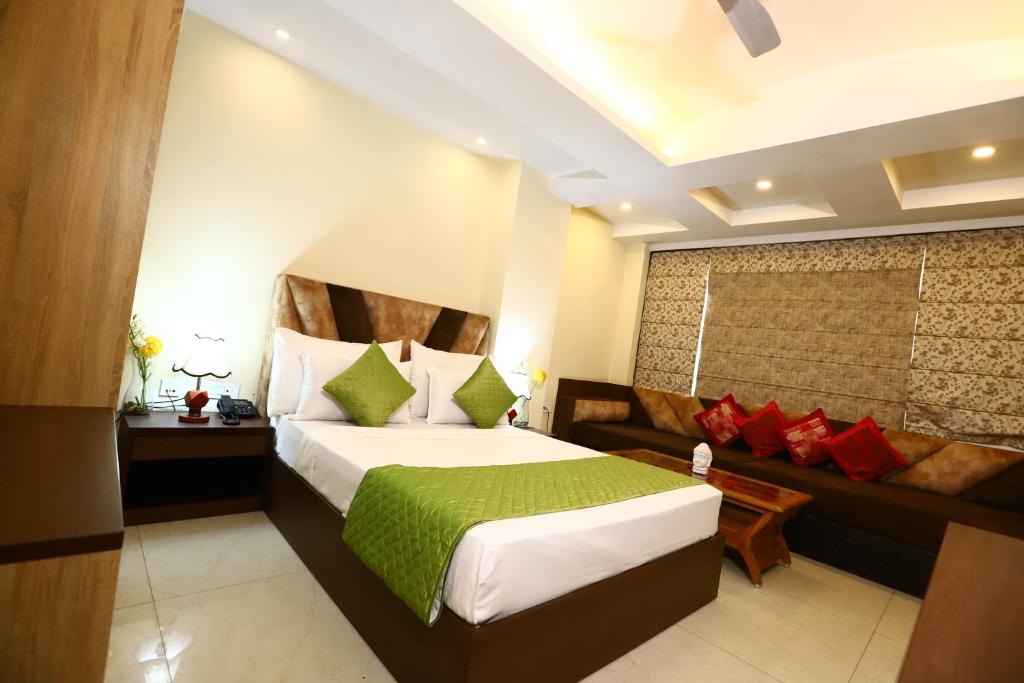 Postel nebo postele na pokoji v ubytování Hotel Mayur Assam - New Delhi Railway Station
