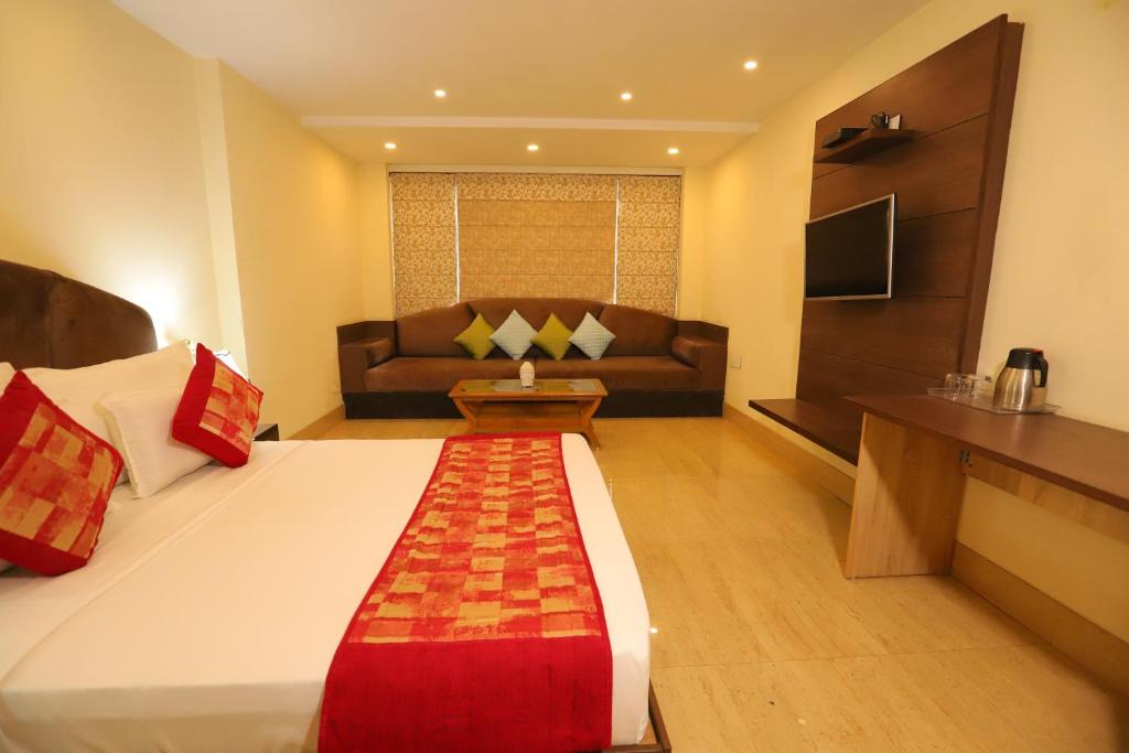 Postel nebo postele na pokoji v ubytování Hotel Mayur Assam - New Delhi Railway Station