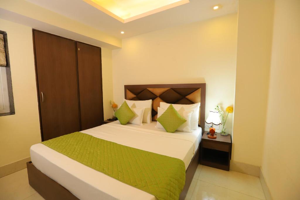 Postel nebo postele na pokoji v ubytování Hotel Mayur Assam - New Delhi Railway Station