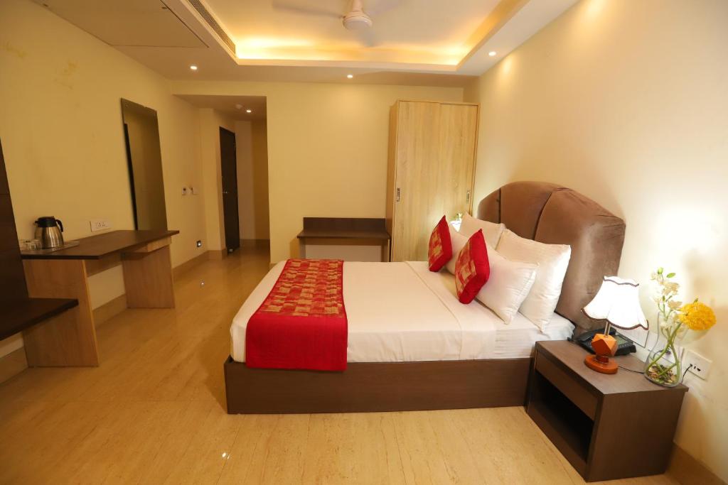 Postel nebo postele na pokoji v ubytování Hotel Mayur Assam - New Delhi Railway Station