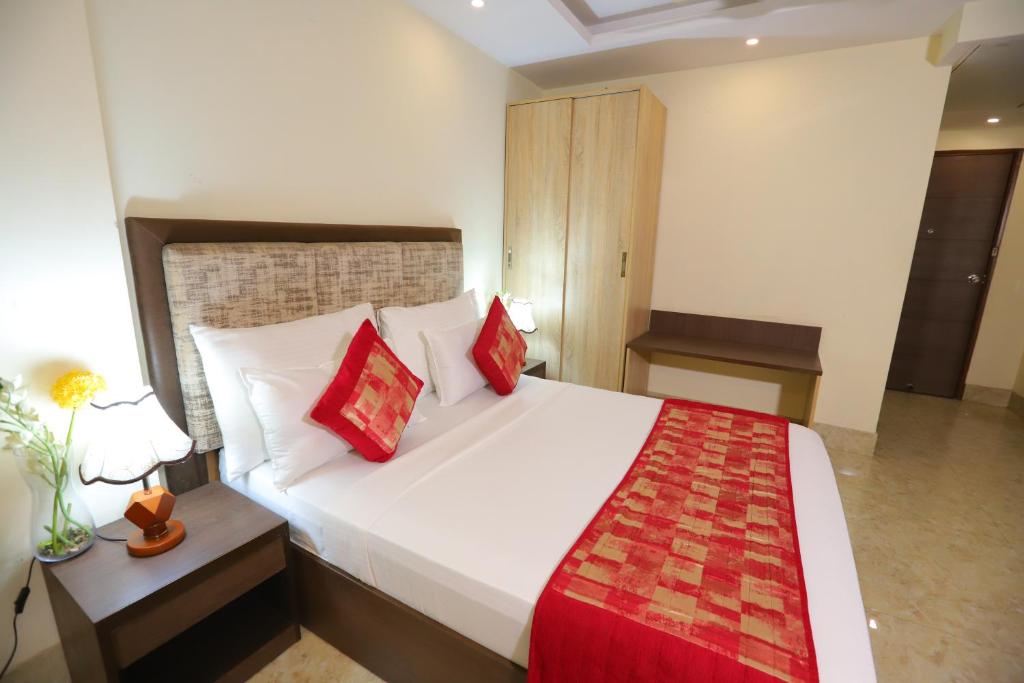 Postel nebo postele na pokoji v ubytování Hotel Mayur Assam - New Delhi Railway Station