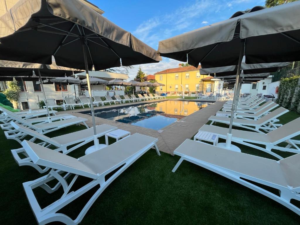 Bazén v ubytování Hotel La Fontana nebo v jeho okolí