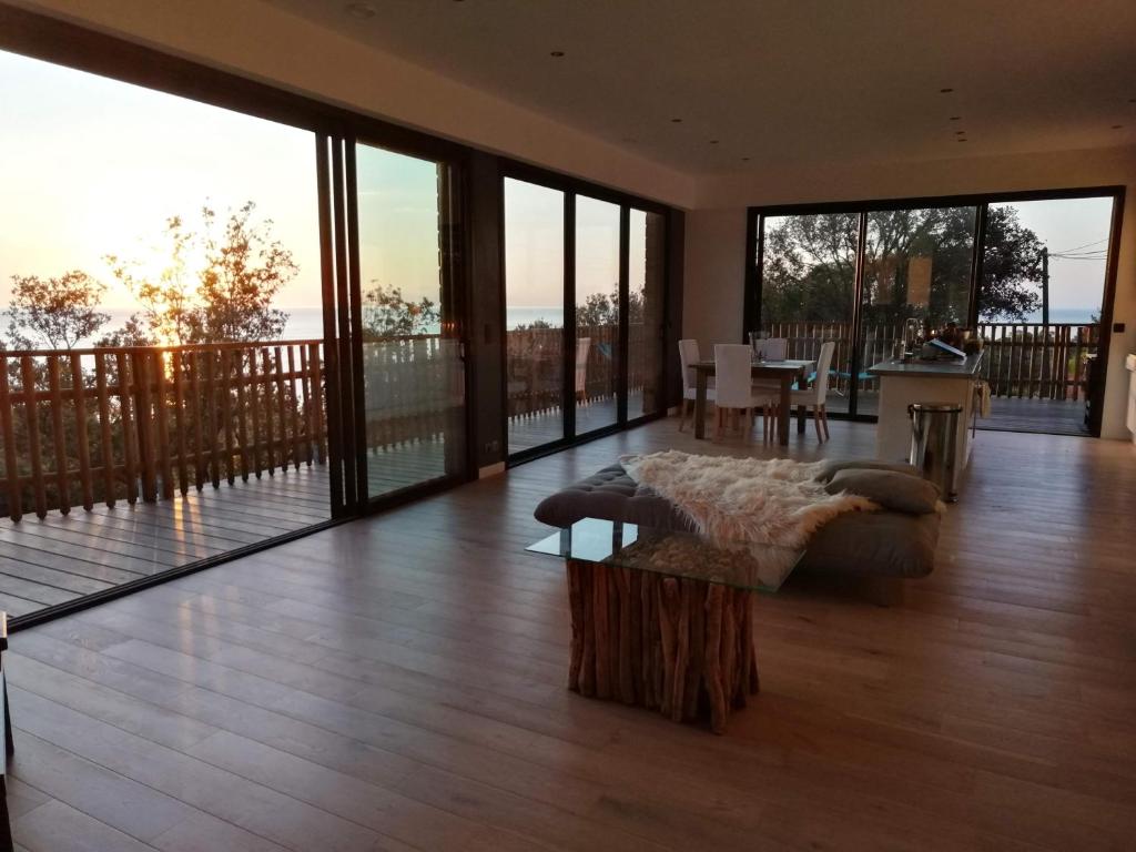 Balkón alebo terasa v ubytovaní Villa l'Alpana en bois vue mer a 180 degres
