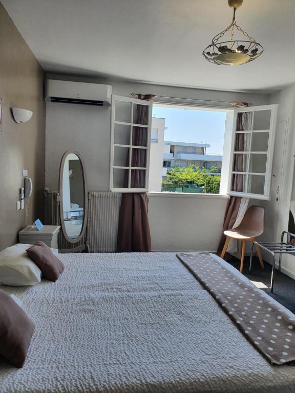Postel nebo postele na pokoji v ubytování Le Petit Manoir Logis