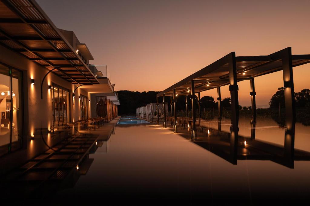 een gebouw met lichten aan de zijkant bij Salt Boutique Hotel in Palouki