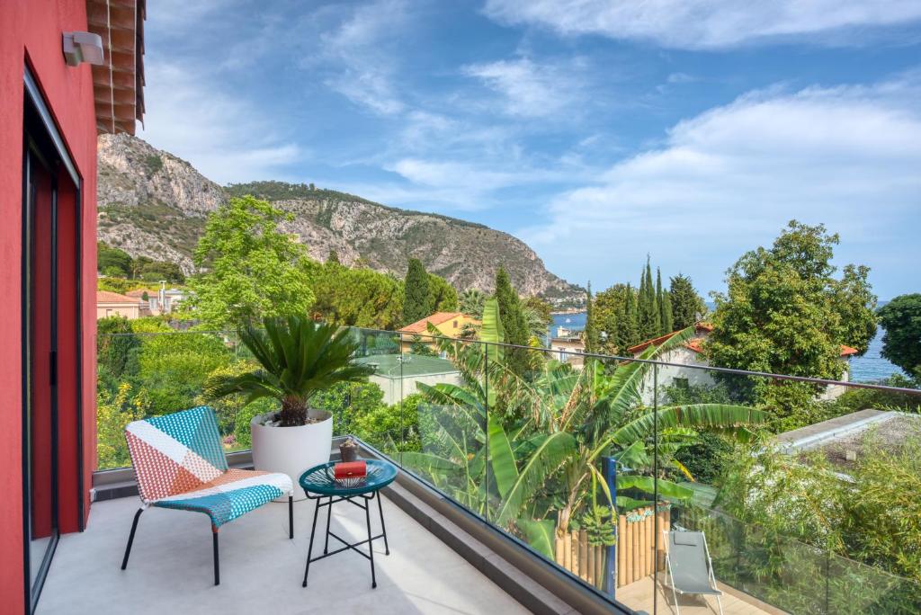 d'un balcon avec des chaises et une vue sur les montagnes. dans l'établissement Deluxe VILLA GRAZIELLA 200 M FROM THE BEACH, à Èze