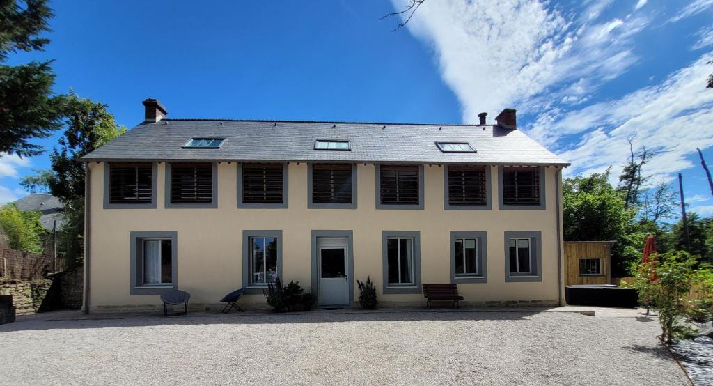 ein großes weißes Haus mit Fenstern darüber in der Unterkunft LE LAVOIR Classé 5***** BAYEUX Centre 9 Personnes in Bayeux