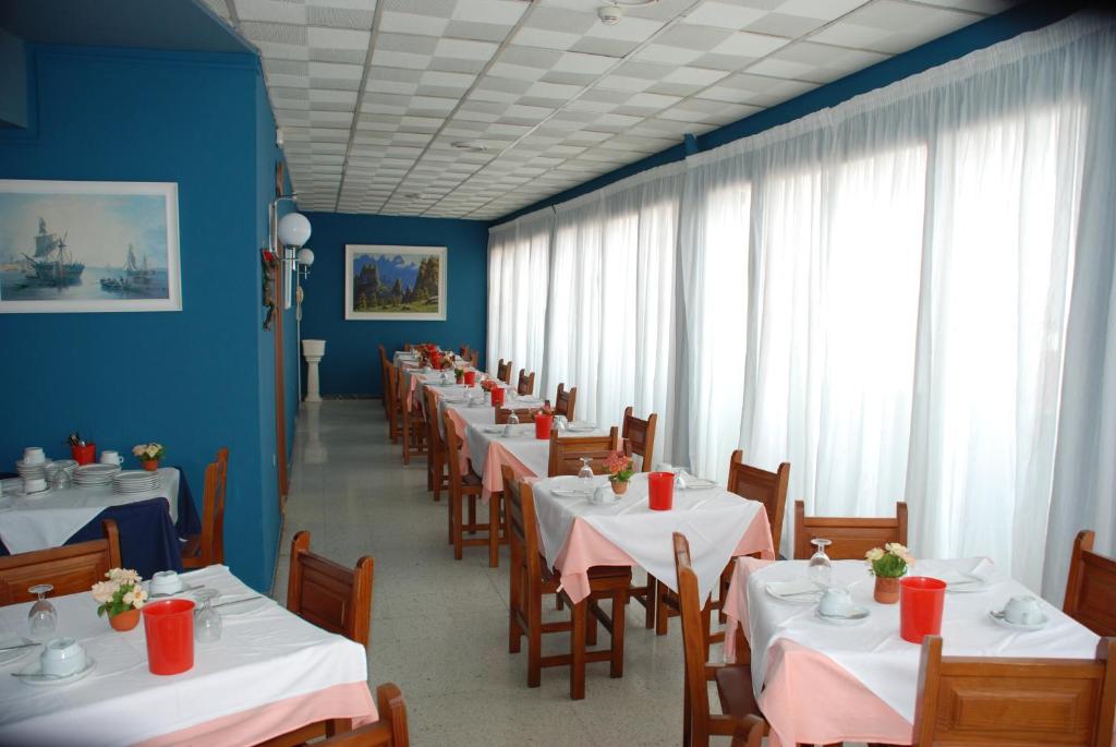 Reštaurácia alebo iné gastronomické zariadenie v ubytovaní Hotel Olympia