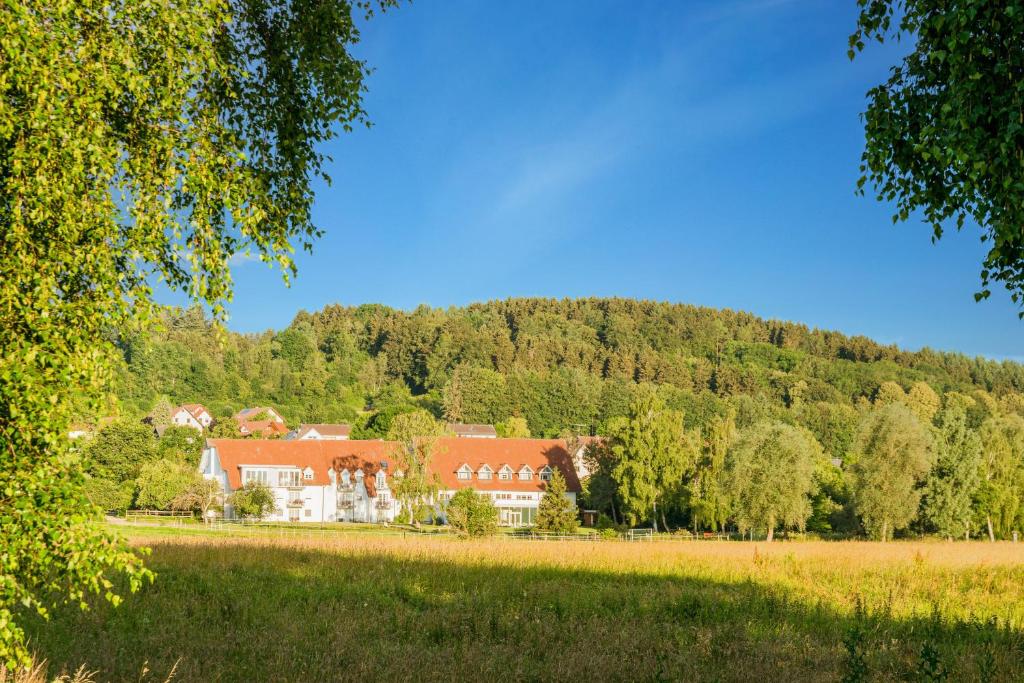 ein großes Haus inmitten eines Feldes in der Unterkunft Landhotel Alte Mühle in Ostrach