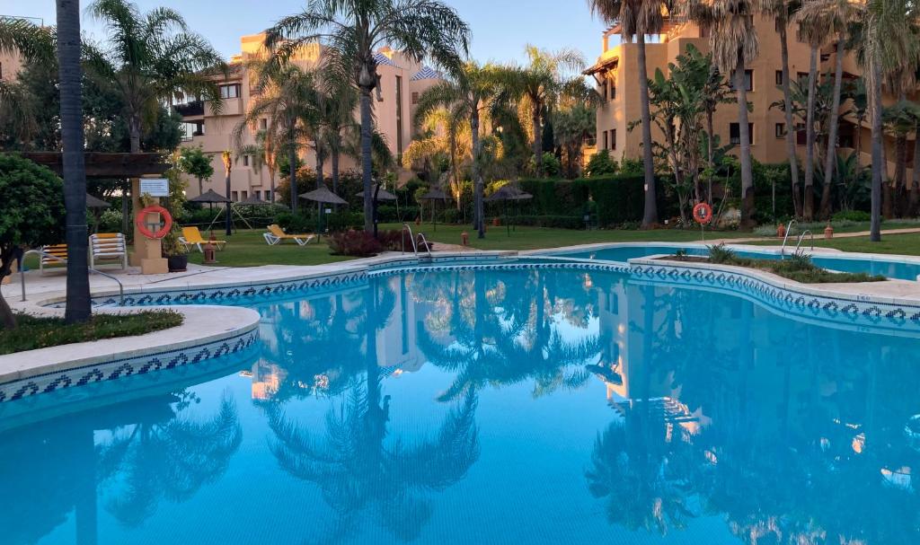 Bazén v ubytovaní Oasis Costalita Estepona I alebo v jeho blízkosti