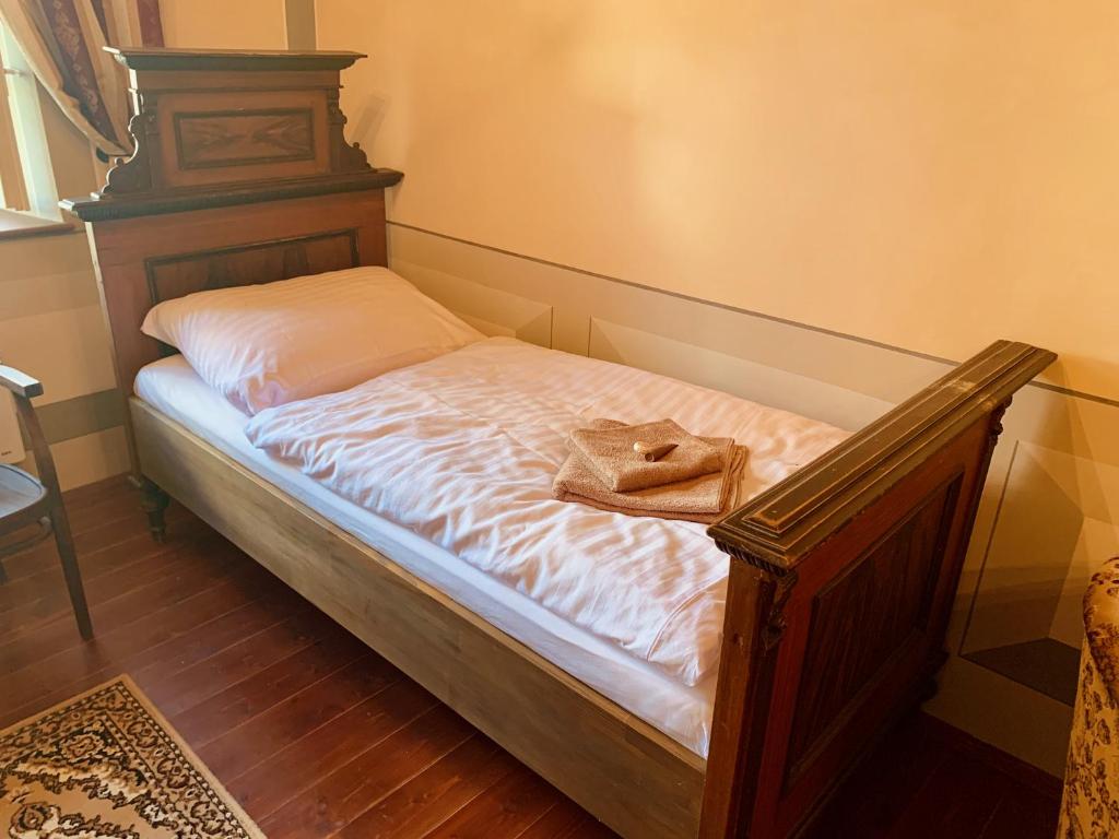 Postel nebo postele na pokoji v ubytování Zámek Mokrosuky