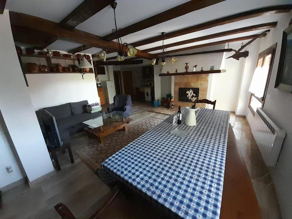 sala de estar con mesa y chimenea en La Cocineta - Zaracatralla, en Alquézar