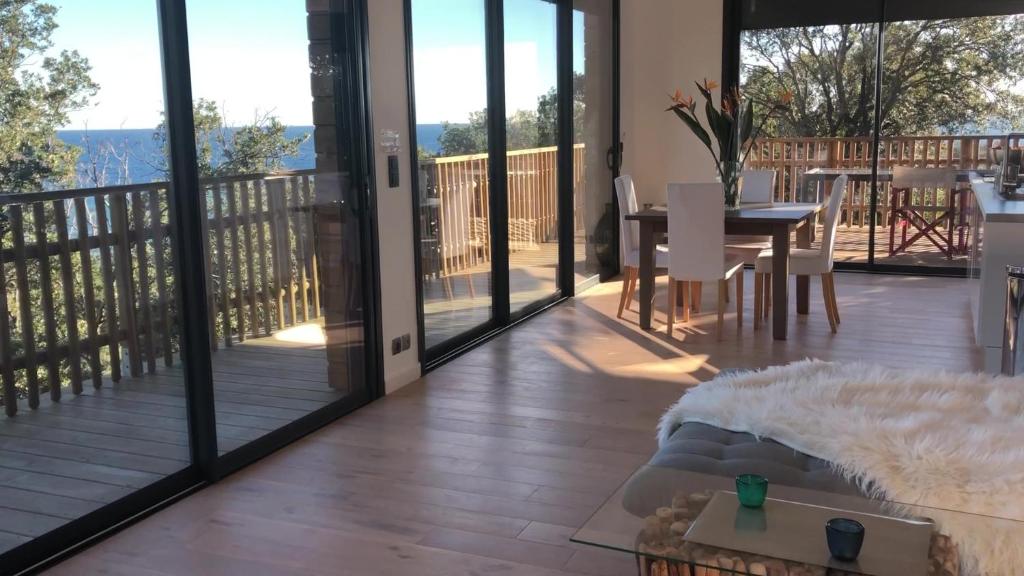Balkón alebo terasa v ubytovaní Villa l'Alpana en bois vue mer a 180 degres
