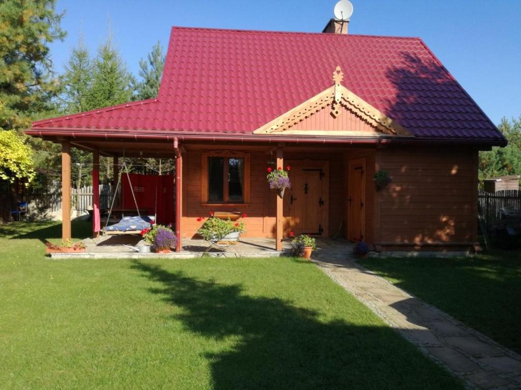 dom z czerwonym dachem w obiekcie Willa Skrzat w mieście Danowskie