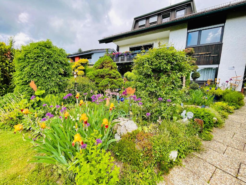 einen Garten mit Blumen vor einem Haus in der Unterkunft Ferienwohnung Boller I für 5 Personen in Marktredwitz