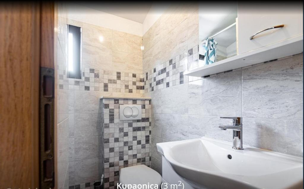 Koupelna v ubytování Apartmani Zaninović