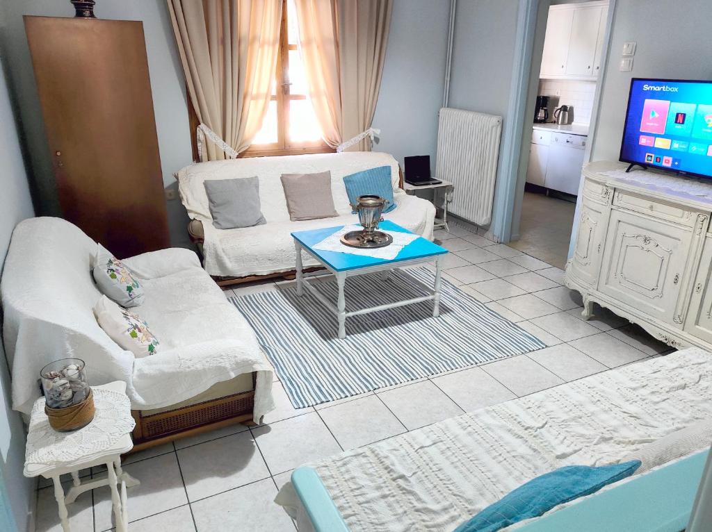 Telewizja i/lub zestaw kina domowego w obiekcie Garden House Katerini