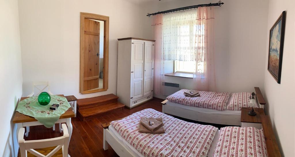 Postel nebo postele na pokoji v ubytování Zámek Mokrosuky