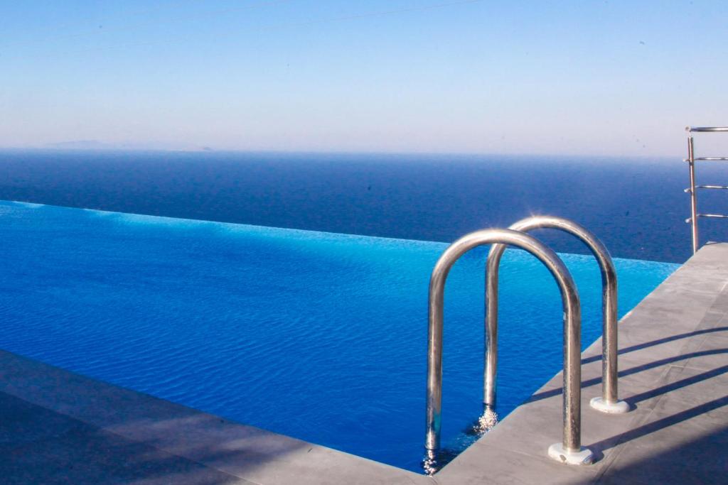 La alberca dentro o cerca de Luna Rossa Santorini