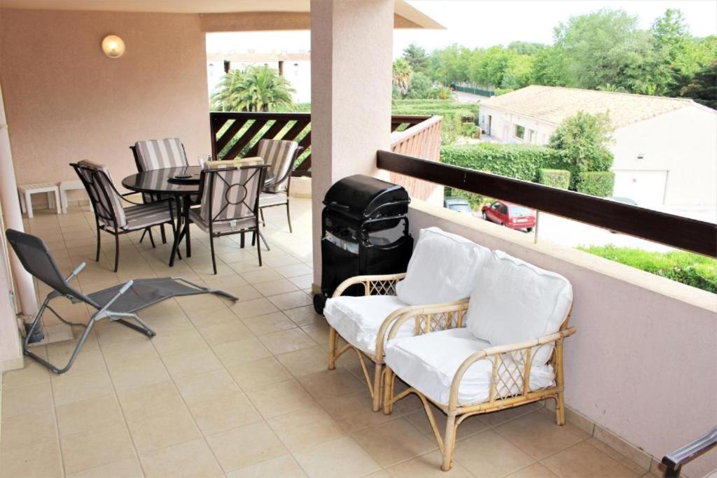 - un balcon avec des chaises, une table et un grill dans l'établissement Amiraute Apartment J9, à Saint Cyprien Plage