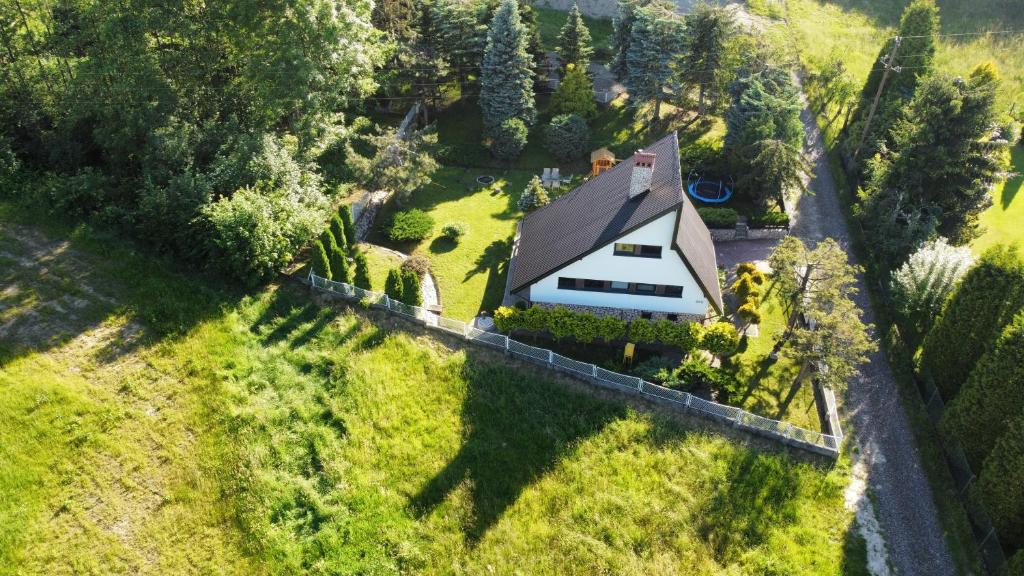 una vista aérea de una casa blanca en un campo verde en Retro Domek - Domek z ogrodem w górach en Sułkowice